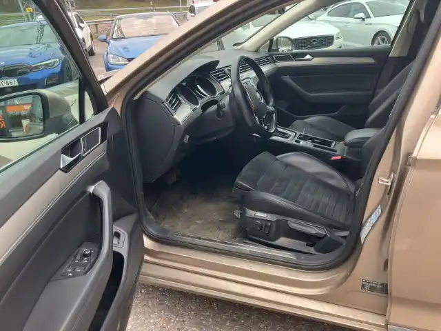 Keltainen Farmari, Volkswagen Passat – YJG-758