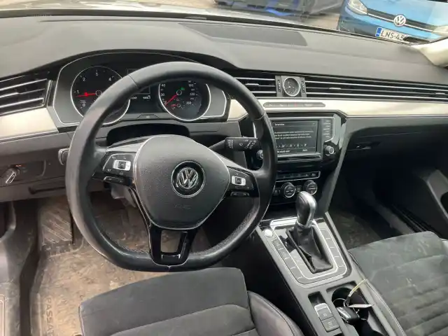 Keltainen Farmari, Volkswagen Passat – YJG-758