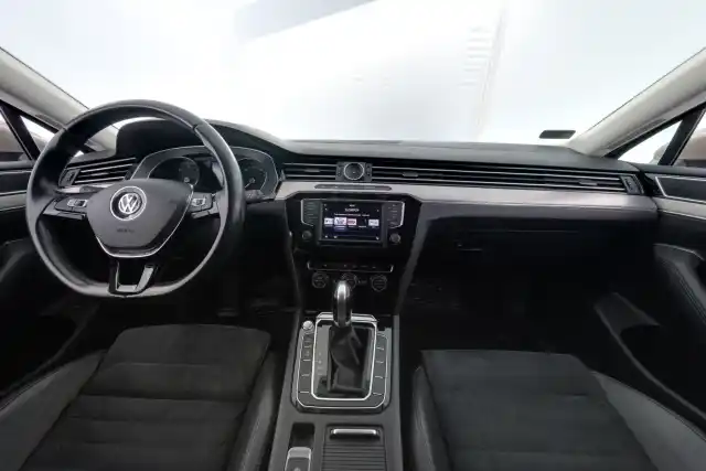 Keltainen Farmari, Volkswagen Passat – YJG-758