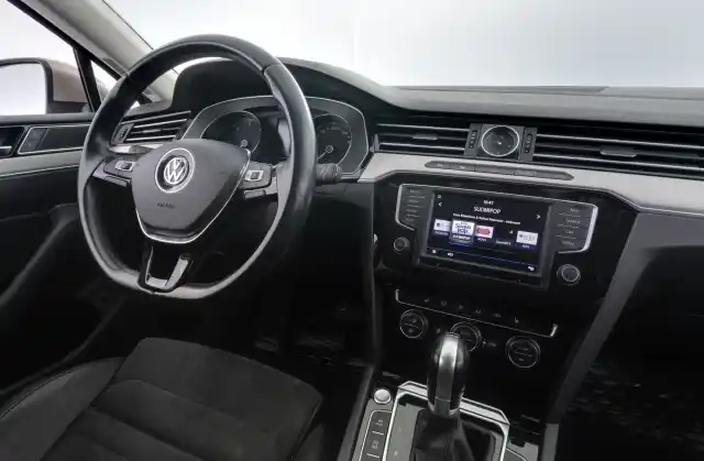 Keltainen Farmari, Volkswagen Passat – YJG-758