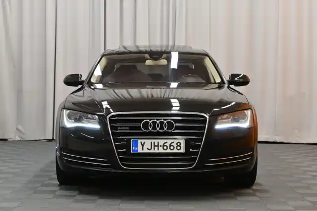 Musta Sedan, Audi A8 – YJH-668