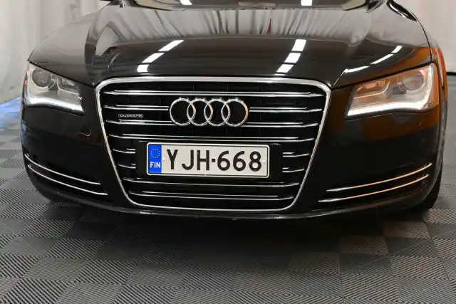 Musta Sedan, Audi A8 – YJH-668