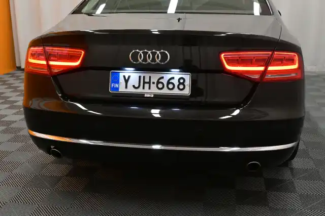 Musta Sedan, Audi A8 – YJH-668