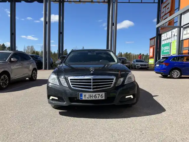 Musta Sedan, Mercedes-Benz E – YJH-676