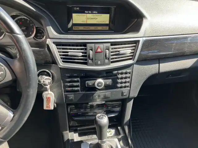 Musta Sedan, Mercedes-Benz E – YJH-676