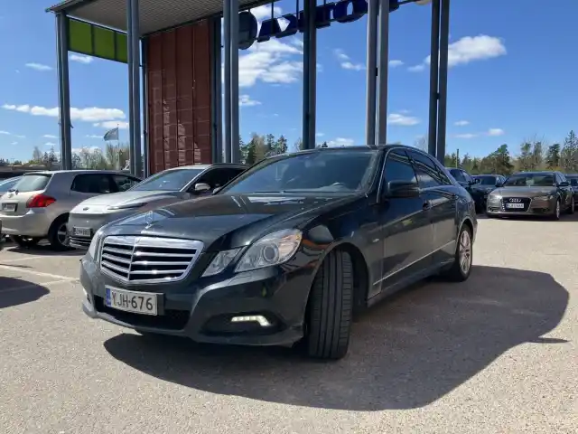Musta Sedan, Mercedes-Benz E – YJH-676