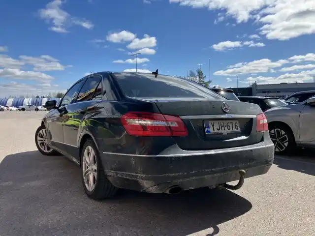 Musta Sedan, Mercedes-Benz E – YJH-676