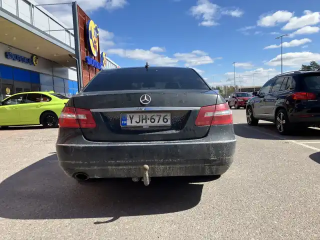 Musta Sedan, Mercedes-Benz E – YJH-676