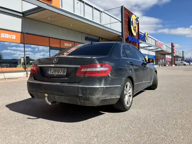 Musta Sedan, Mercedes-Benz E – YJH-676