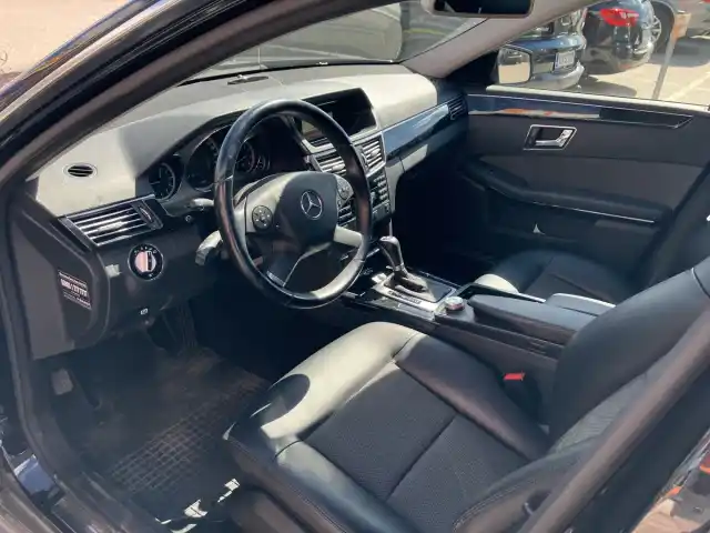 Musta Sedan, Mercedes-Benz E – YJH-676