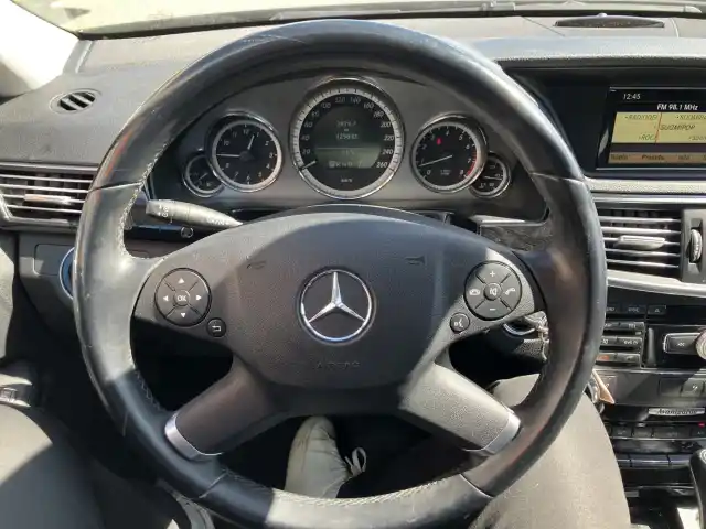Musta Sedan, Mercedes-Benz E – YJH-676
