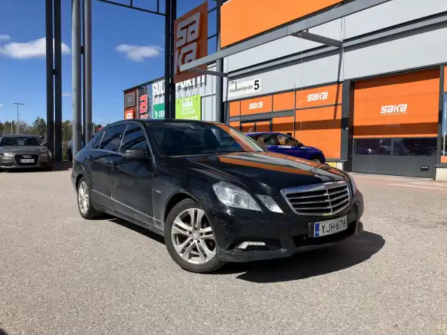 Musta Sedan, Mercedes-Benz E – YJH-676