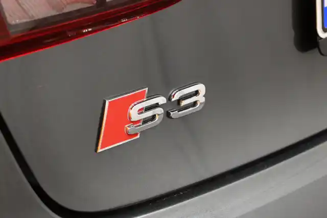 Harmaa Sedan, Audi S3 – YJH-883