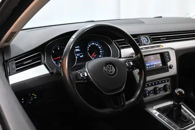 Musta Farmari, Volkswagen Passat – YJI-310