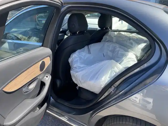 Harmaa Sedan, Mercedes-Benz C – YJI-323
