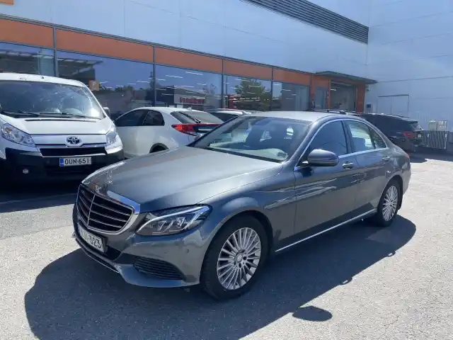Harmaa Sedan, Mercedes-Benz C – YJI-323
