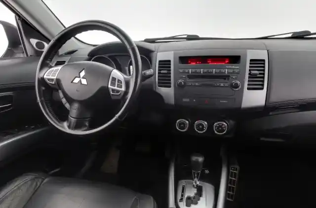 Harmaa Maastoauto, Mitsubishi Outlander – YJJ-514