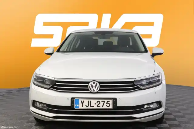 Valkoinen Sedan, Volkswagen Passat – YJL-275