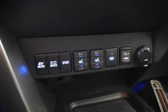 Ruskea Maastoauto, Toyota RAV4 – YJN-290