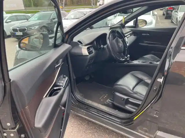 Musta Maastoauto, Toyota C-HR – YJO-354