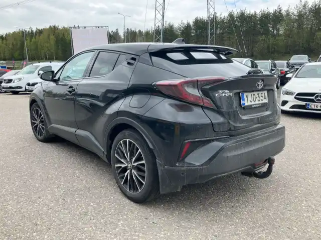 Musta Maastoauto, Toyota C-HR – YJO-354