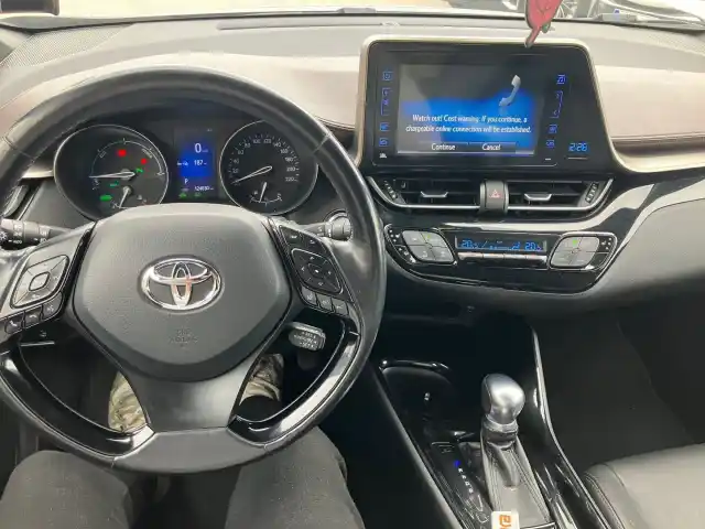 Musta Maastoauto, Toyota C-HR – YJO-354
