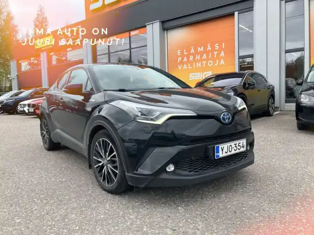 Musta Maastoauto, Toyota C-HR – YJO-354
