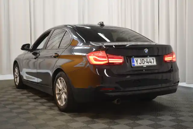 Musta Sedan, BMW 318 – YJO-447