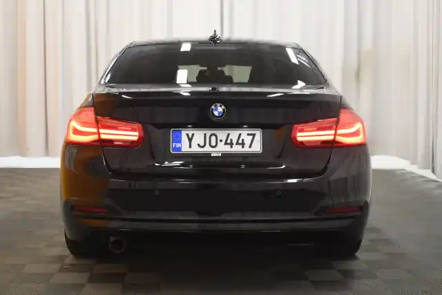Musta Sedan, BMW 318 – YJO-447