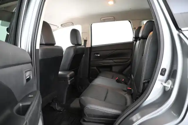 Harmaa Maastoauto, Mitsubishi OUTLANDER PHEV – YJP-914