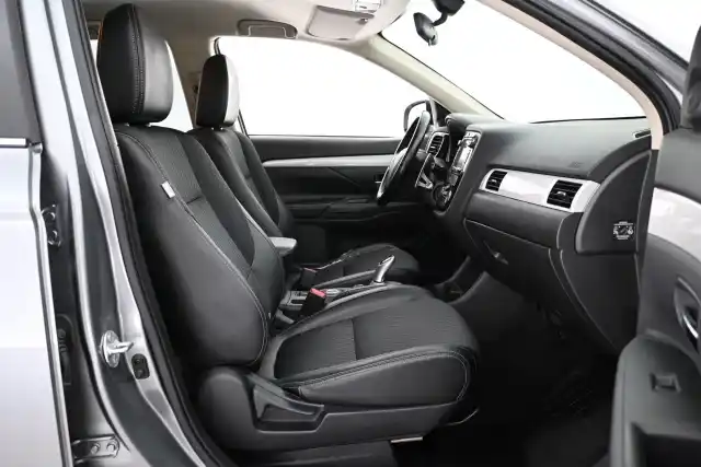 Harmaa Maastoauto, Mitsubishi OUTLANDER PHEV – YJP-914