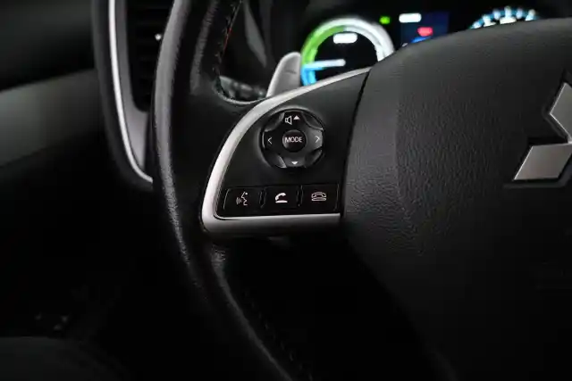 Harmaa Maastoauto, Mitsubishi OUTLANDER PHEV – YJP-914
