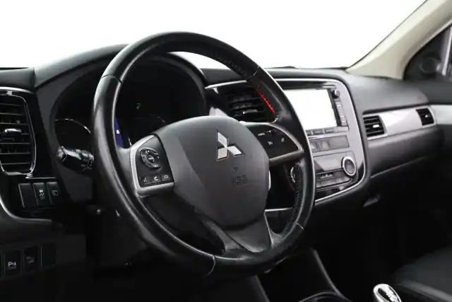 Harmaa Maastoauto, Mitsubishi OUTLANDER PHEV – YJP-914