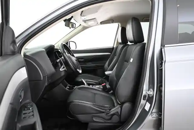 Harmaa Maastoauto, Mitsubishi OUTLANDER PHEV – YJP-914