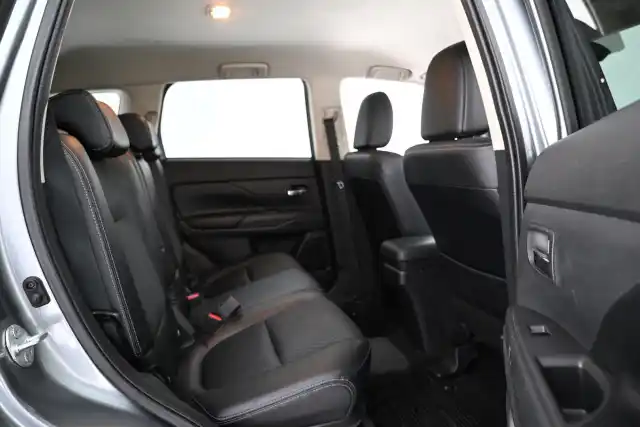 Harmaa Maastoauto, Mitsubishi OUTLANDER PHEV – YJP-914