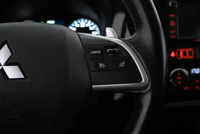 Harmaa Maastoauto, Mitsubishi OUTLANDER PHEV – YJP-914