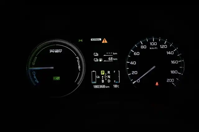 Harmaa Maastoauto, Mitsubishi OUTLANDER PHEV – YJP-914