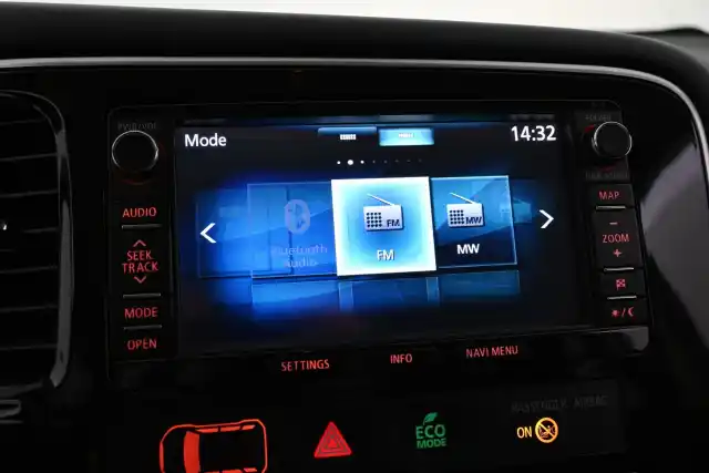 Harmaa Maastoauto, Mitsubishi OUTLANDER PHEV – YJP-914