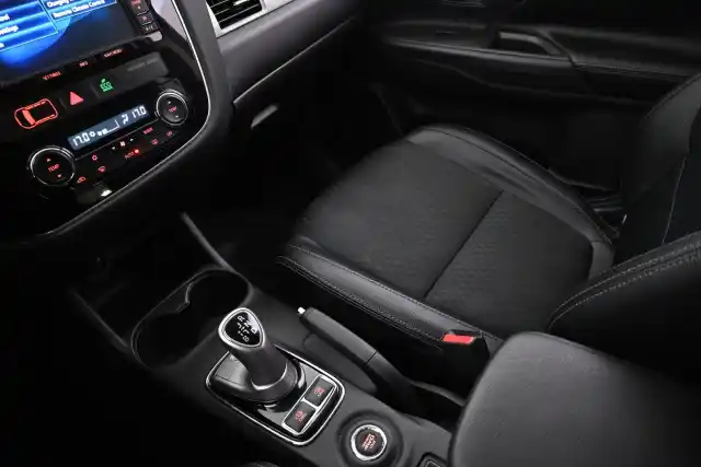 Harmaa Maastoauto, Mitsubishi OUTLANDER PHEV – YJP-914