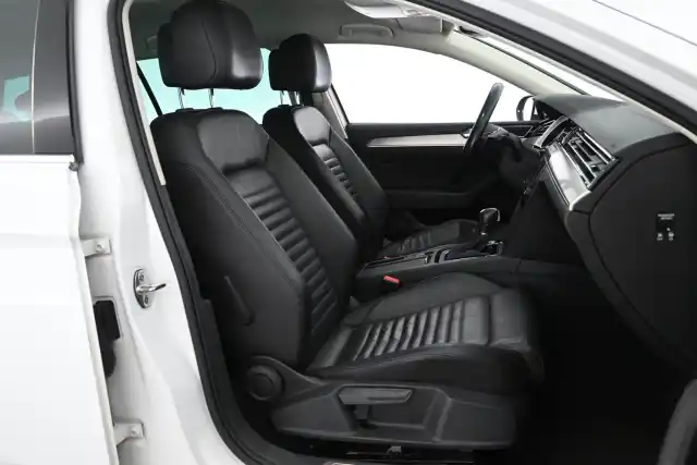 Valkoinen Farmari, Volkswagen Passat – YJP-915