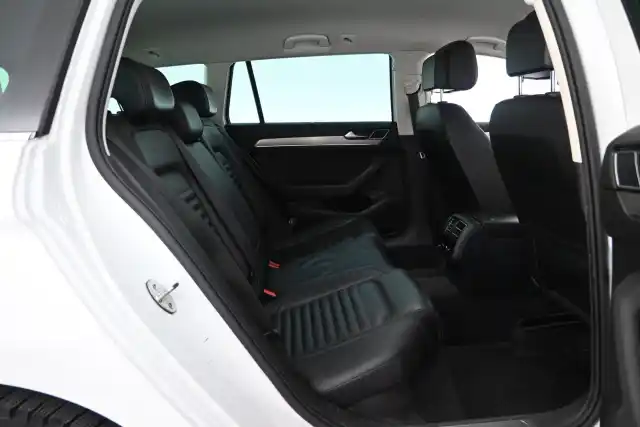 Valkoinen Farmari, Volkswagen Passat – YJP-915