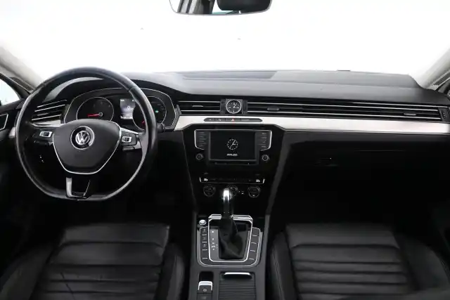 Valkoinen Farmari, Volkswagen Passat – YJP-915