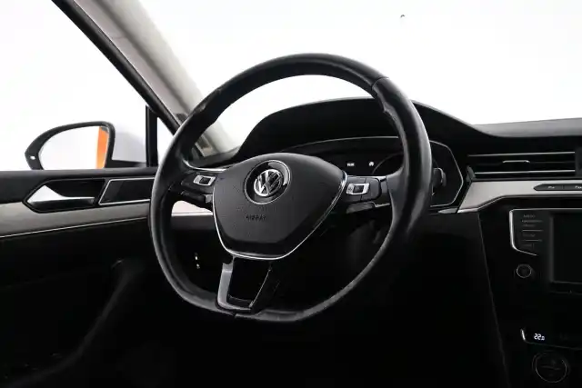 Valkoinen Farmari, Volkswagen Passat – YJP-915