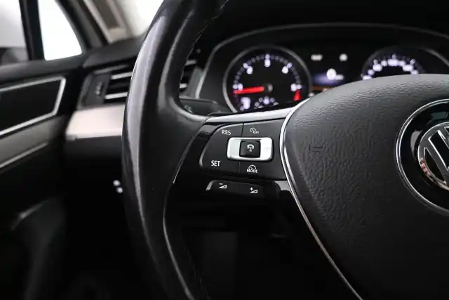 Valkoinen Farmari, Volkswagen Passat – YJP-915