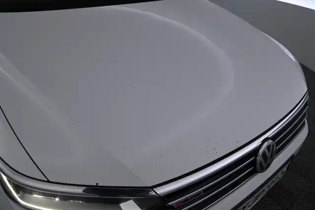 Valkoinen Farmari, Volkswagen Passat – YJP-915