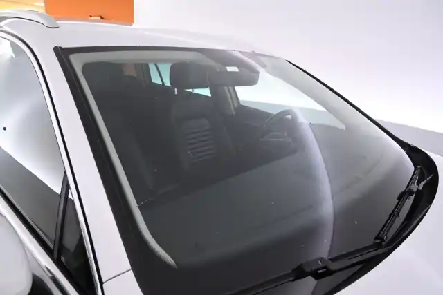 Valkoinen Farmari, Volkswagen Passat – YJP-915