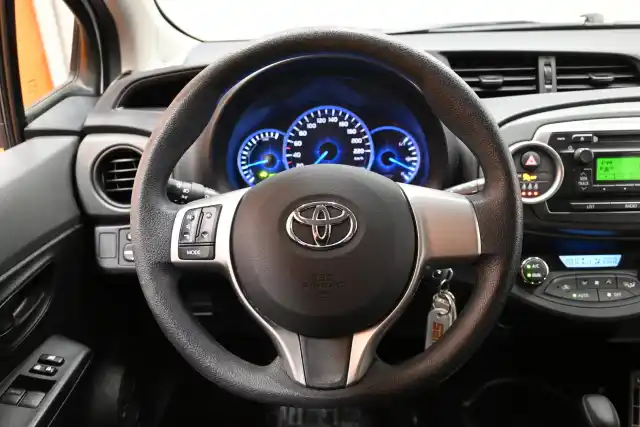 Valkoinen Viistoperä, Toyota Yaris – YJS-504