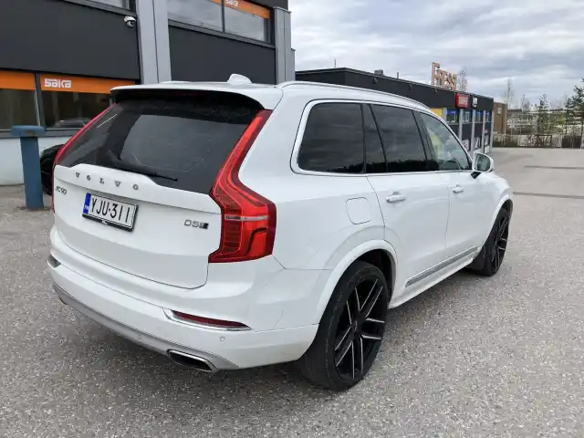 Valkoinen Maastoauto, Volvo XC90 – YJU-311