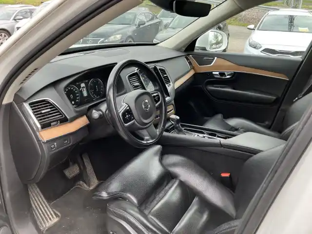 Valkoinen Maastoauto, Volvo XC90 – YJU-311