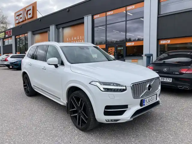 Valkoinen Maastoauto, Volvo XC90 – YJU-311